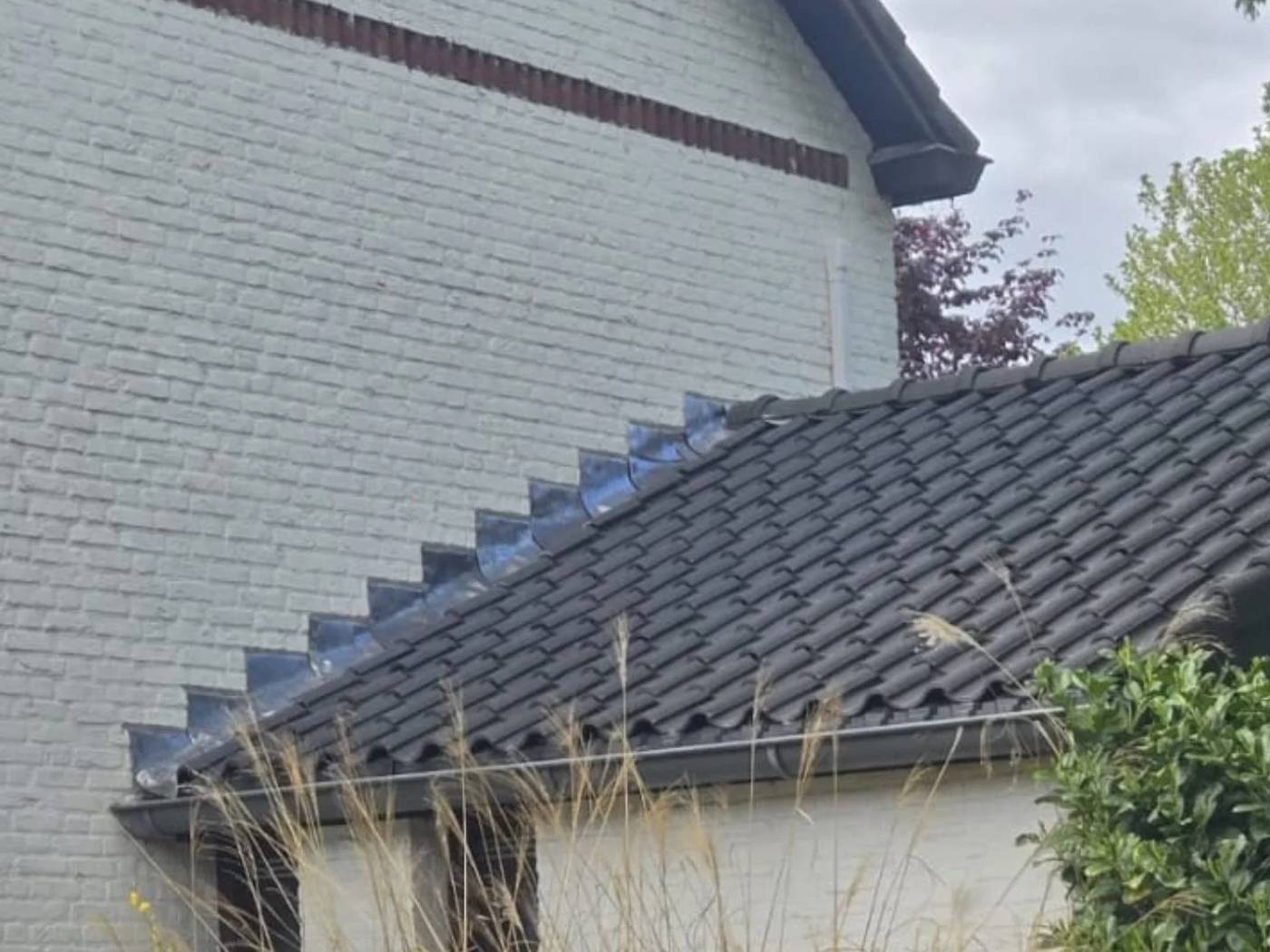 Vernieuwd muurlood bij pannendak in Valkenswaard door Dakdekker Specialist Valkenswaard