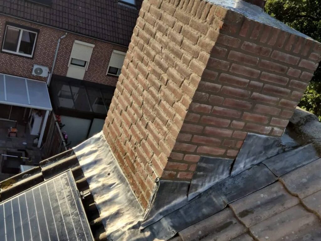 Schoorsteen renovatie in Valkenswaard door Dakdekker Specialist Valkenswaard